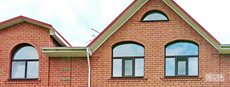 Фасад дома с арочными окнами